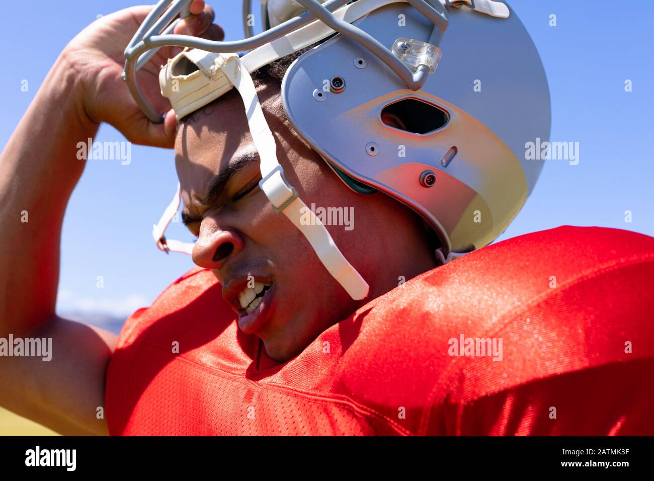 Calciatore con casco Foto Stock