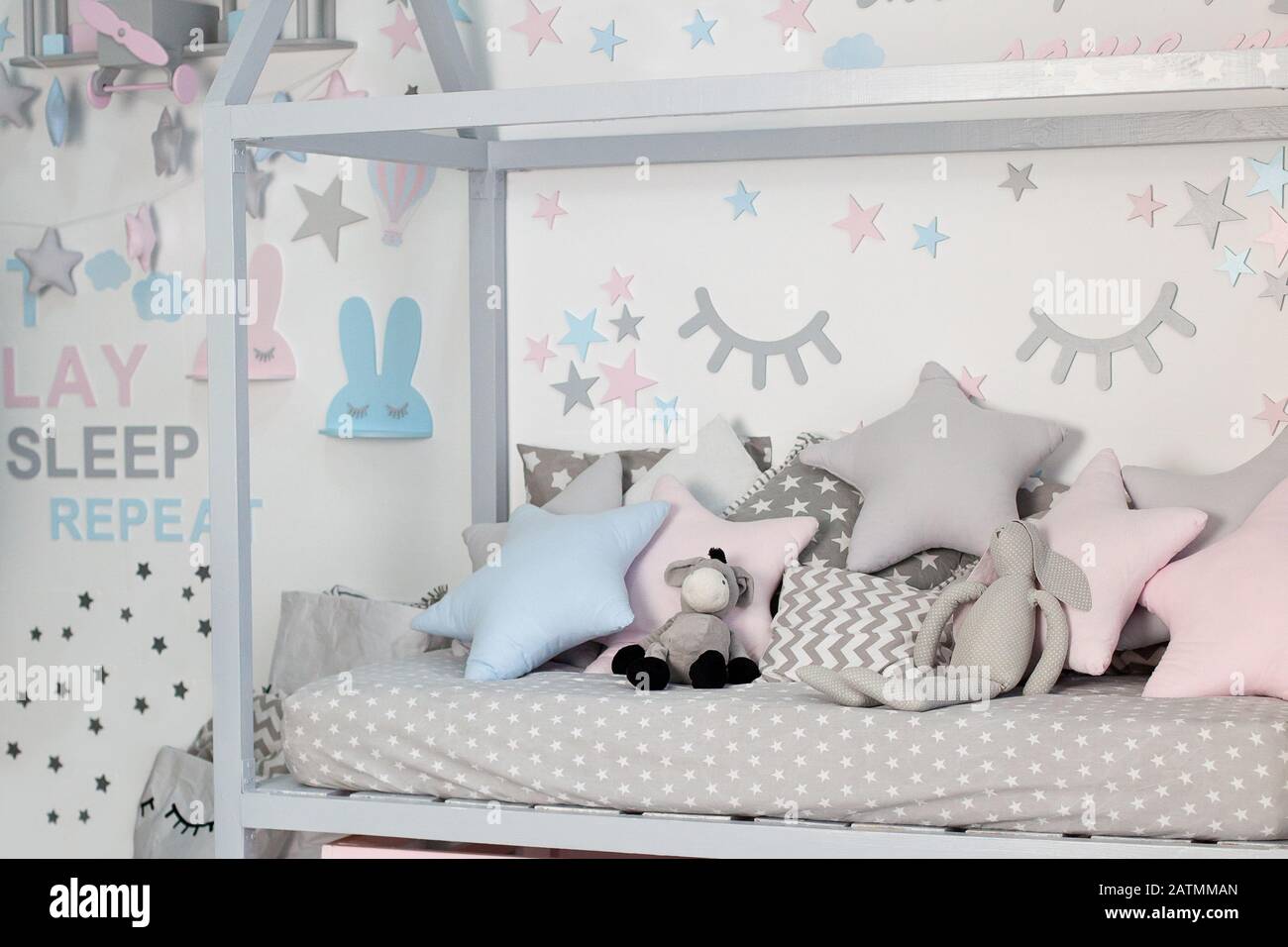 Letto per bambini. Camera per bambini e design interno. Letto per bambini con biancheria da letto. Camera per bambini con cuscini. Foto Stock