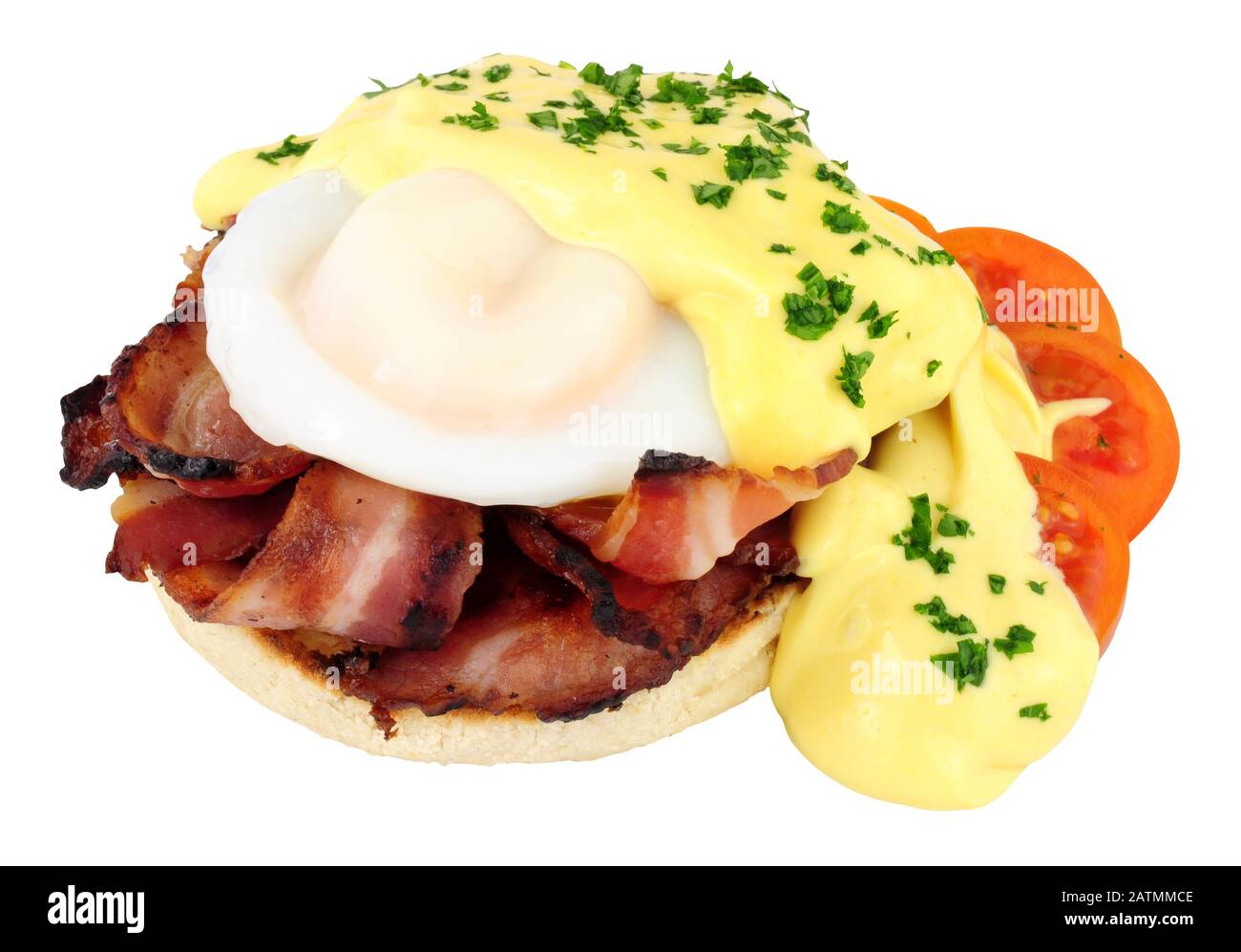 Uova Benedict con uovo in camicia fresco e salsa hollandaise su un muffin inglese isolato su uno sfondo bianco Foto Stock