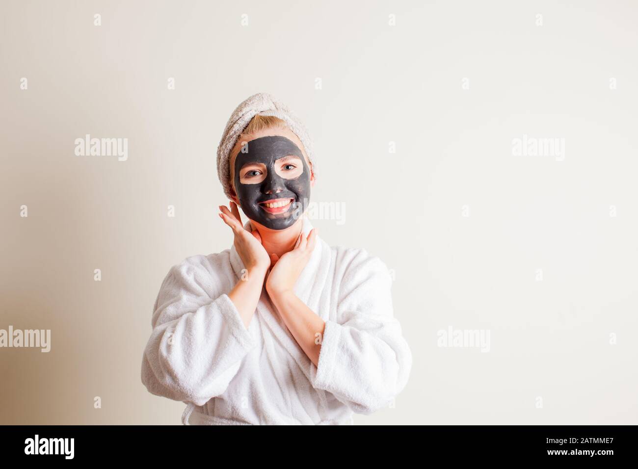 Donna rilassante con una maschera facciale al carbone Foto Stock