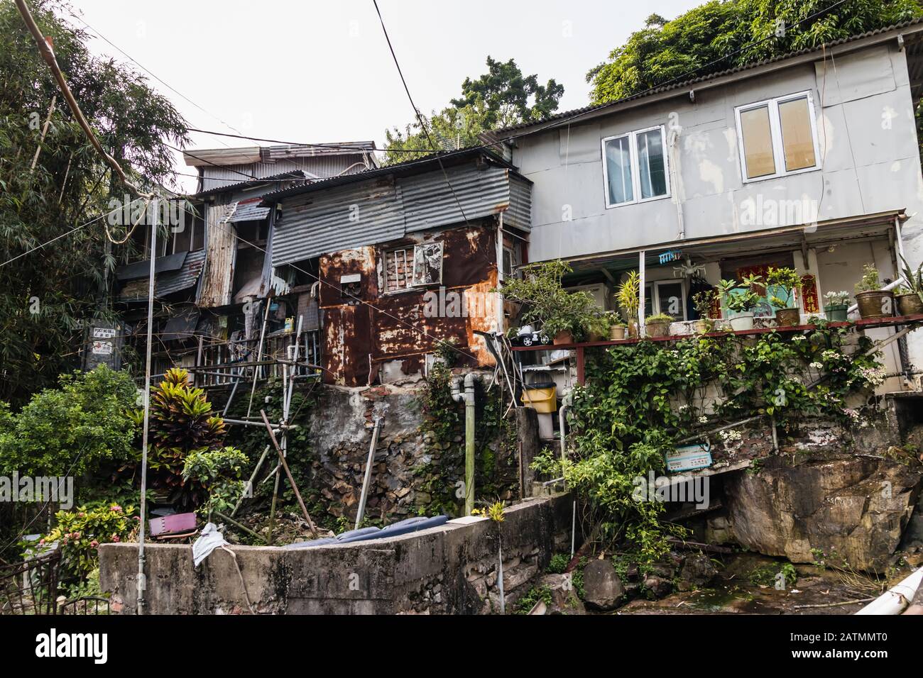 Case povere nel villaggio di Pokfulam, Hong Kong Foto Stock