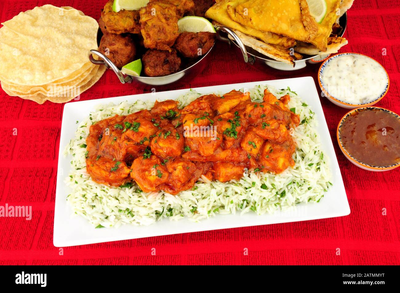 Pasto al curry di pollo con riso e una selezione di contorni e salse Foto Stock