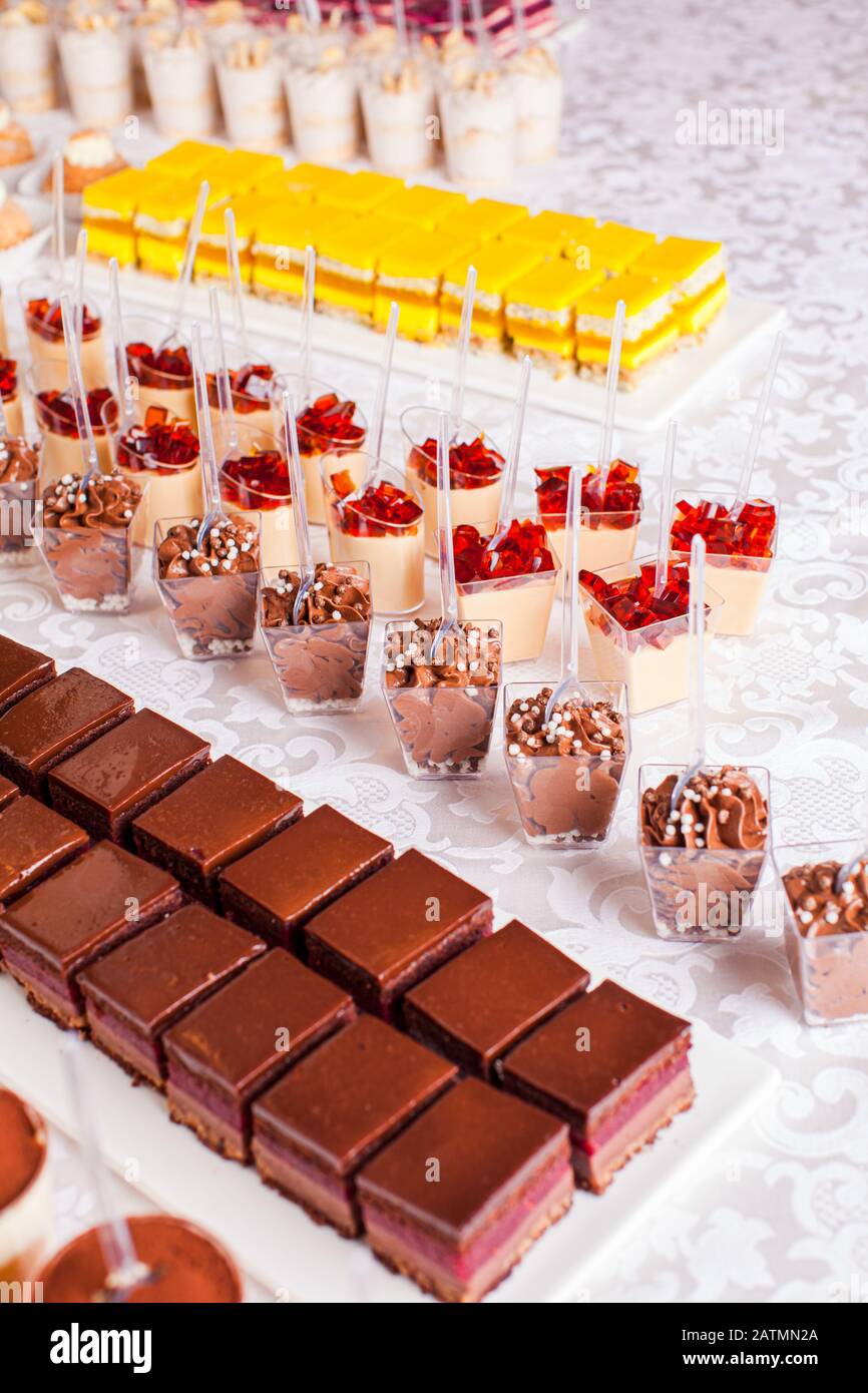 Deliziosa tavola dolce con diversi dessert di lusso e torte per una festa Foto Stock