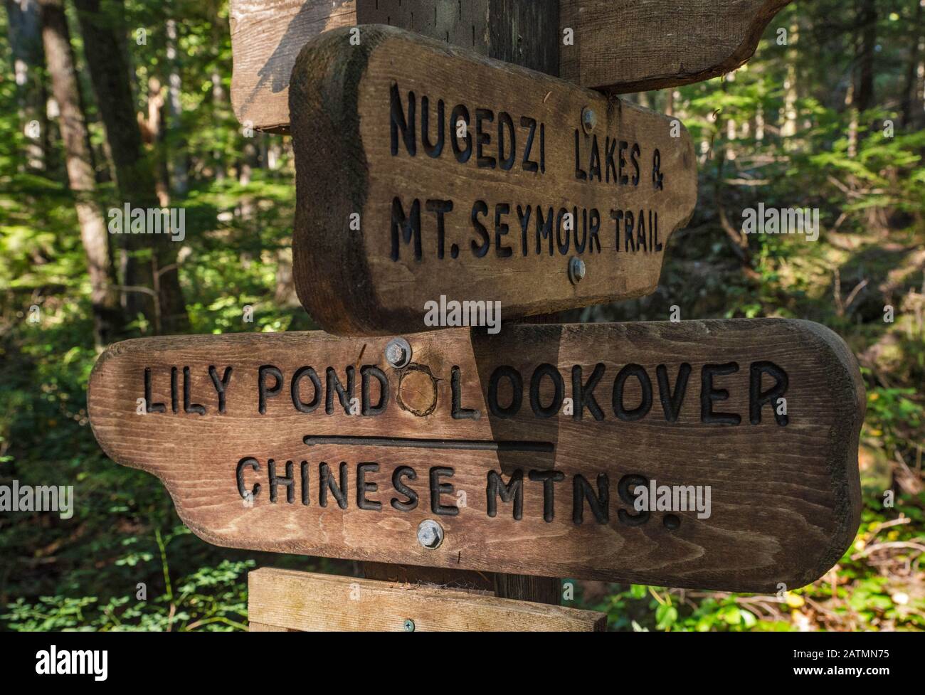 Indicazioni Per Nugedzi Lakes E Mt Seymour Trail, Quadra Island, British Columbia, Canada Foto Stock