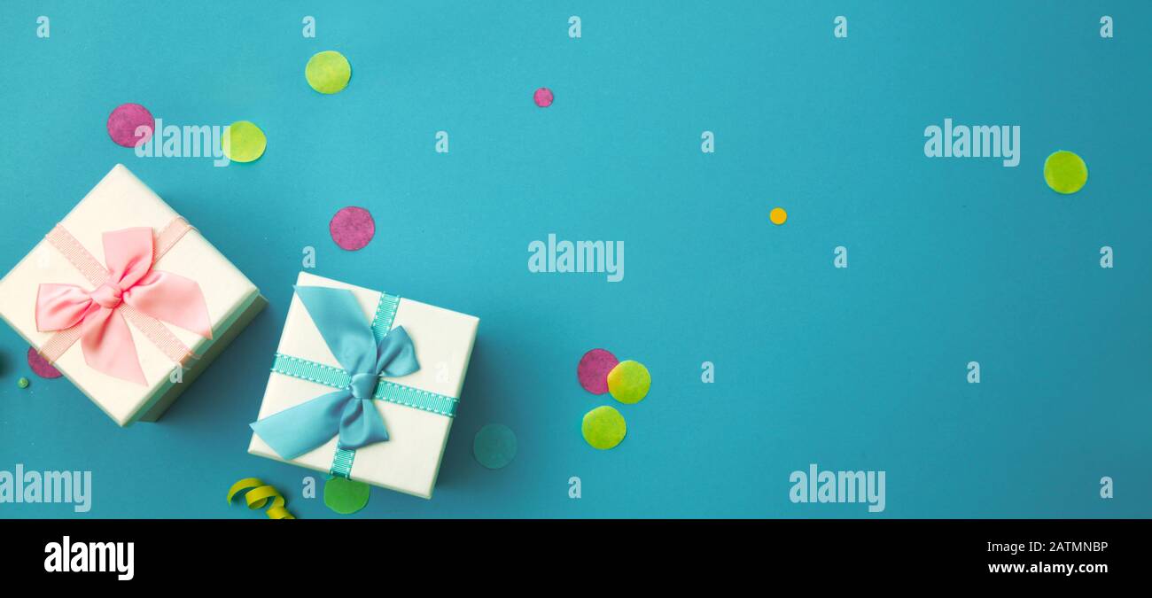 Concetto di compleanno con confezione regalo e confetti. Sfondo compleanno Foto Stock