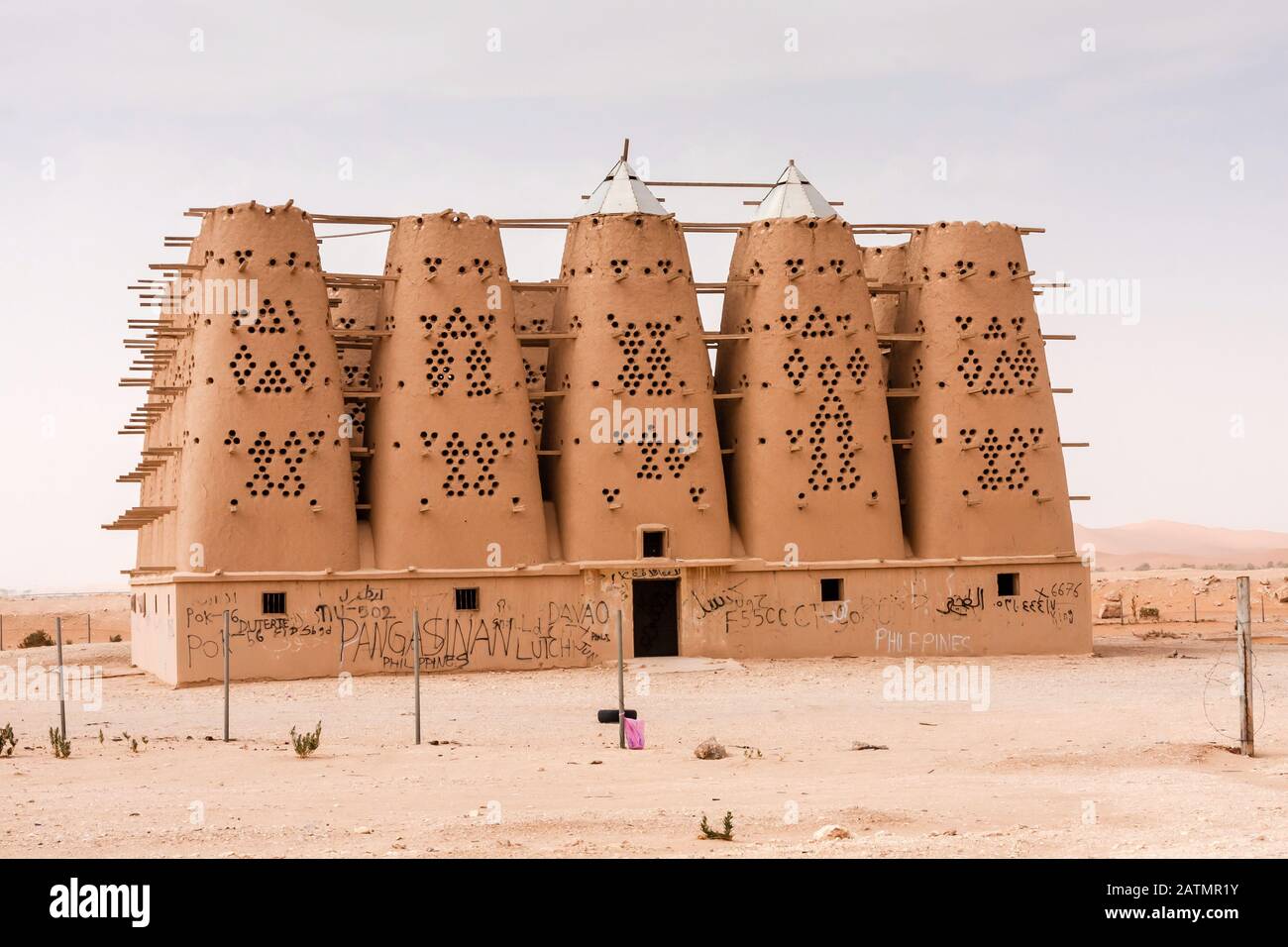 La colombaia araba in mattoni di fango tradizionale abbandonata nella provincia di Riyadh, Arabia Saudita Foto Stock