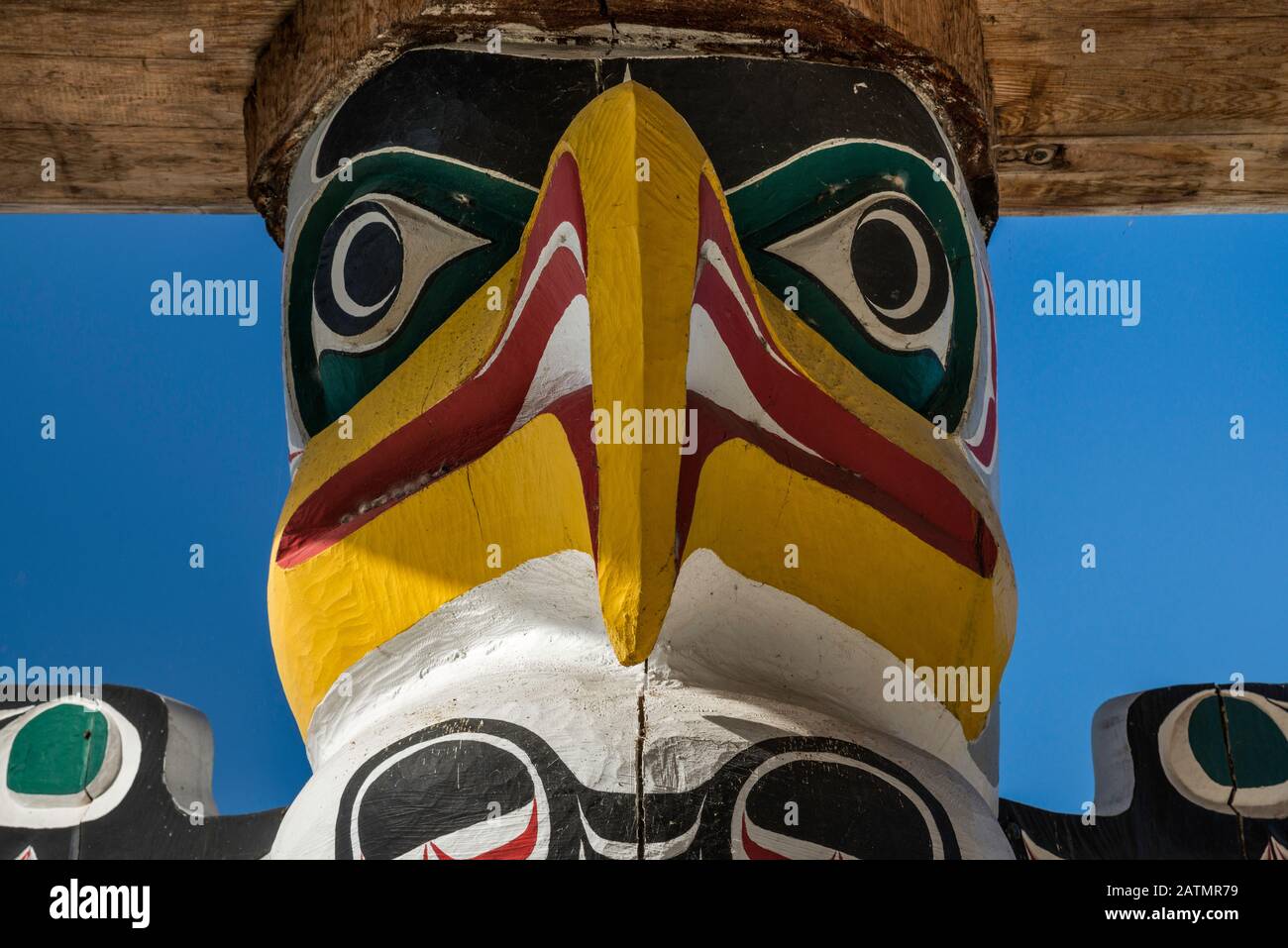 Figura di Thunderbird, totem pole a riparo in Nuyumbalees Native Garden vicino Nuyumbalees Centro Culturale, We Wai Kai Nation (Kwakwaka'wakw) a Capo Foto Stock