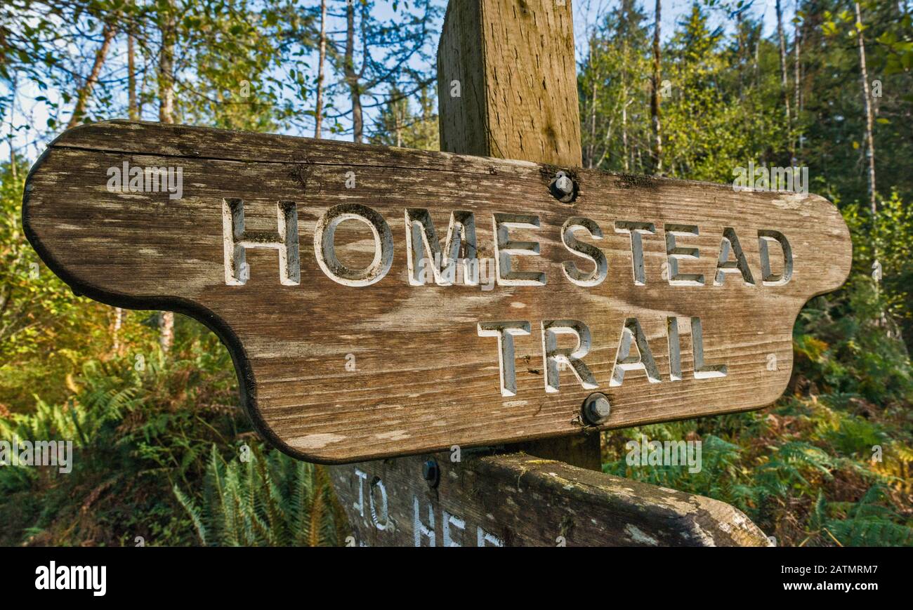 Cartello del sentiero all'Homestead Trail, parte del Community Center Trail System, foresta pluviale temperata vicino a Quatiaski Cove, Quadra Island, British Columbia, Cana Foto Stock