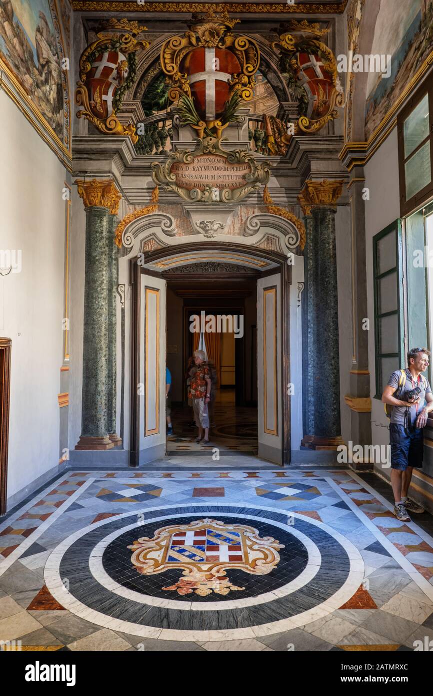L'interno del Palazzo del Grande Maestro a Valletta, Malta, corridoio delle Camere di Stato con pavimento e dipinti in marmo, palazzo del Gran Maestro Dell'Ordine di S. Foto Stock