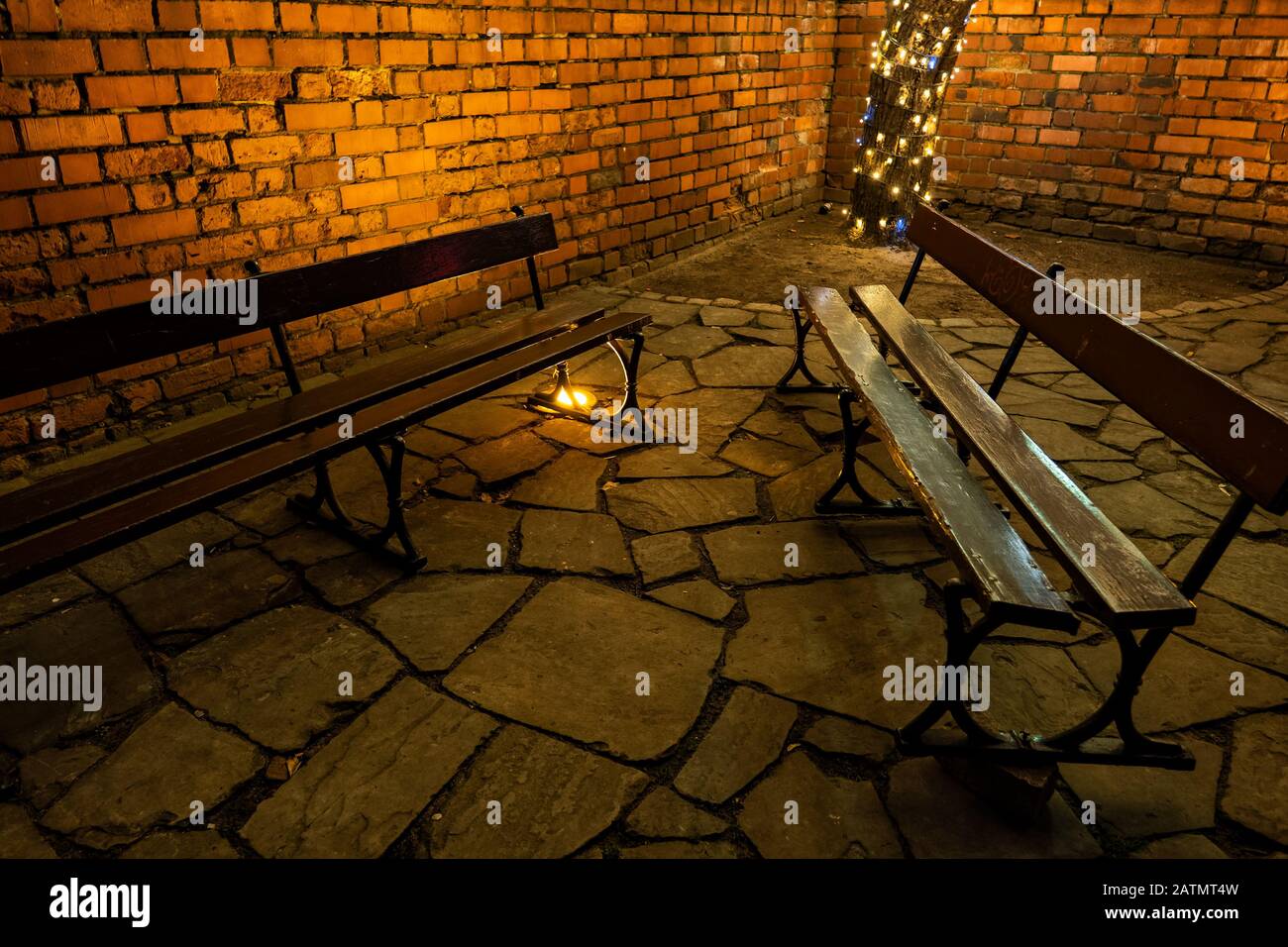 Piccola piazza pavimentata con due panchine di notte nella Città Vecchia di Varsavia, Polonia Foto Stock