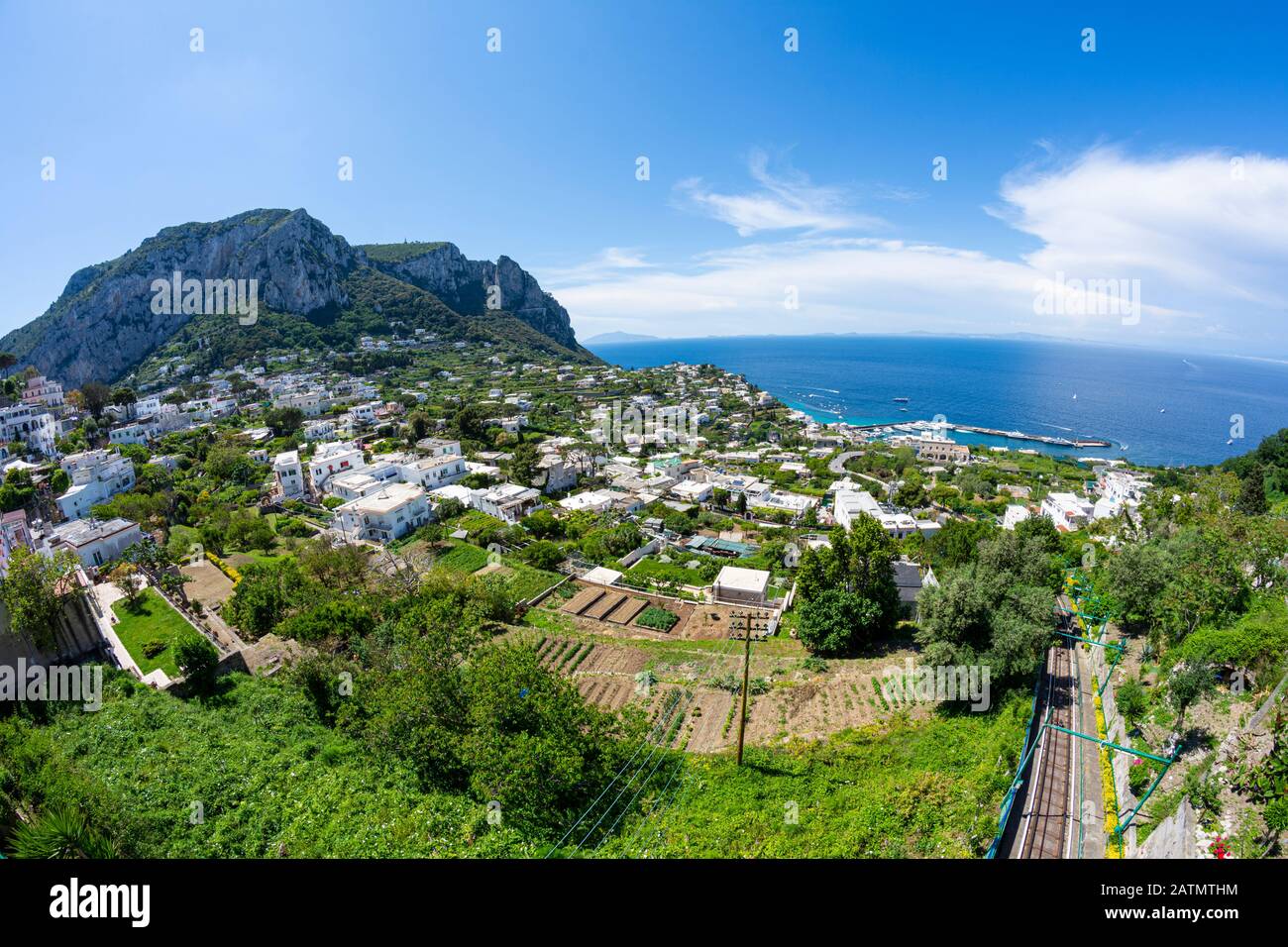 Capri è un'isola situata nel Mar Tirreno al largo della Penisola Sorrentina, sul lato sud del Golfo di Napoli, nella Campania. Foto Stock