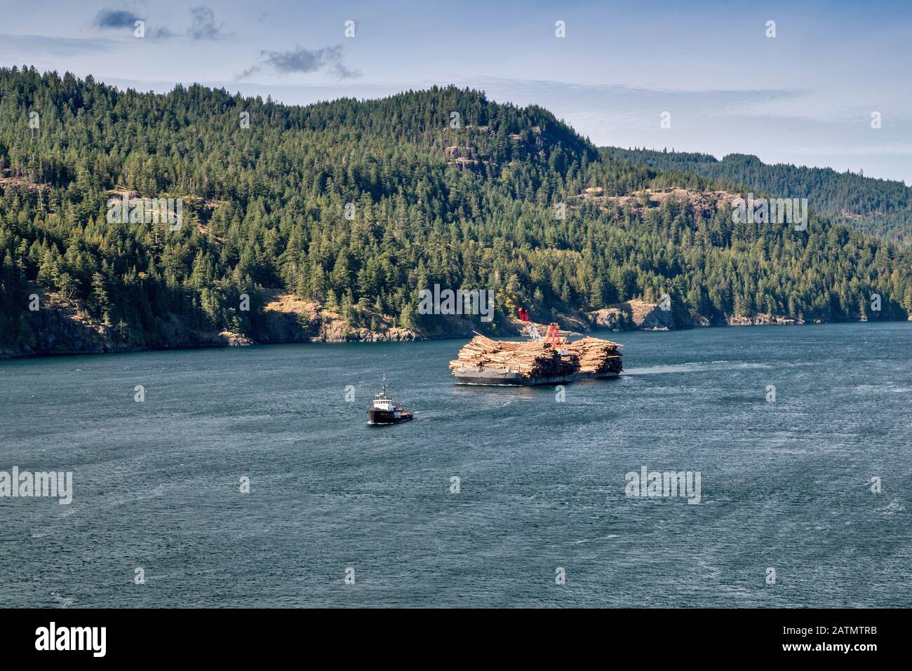ITB Beaufort Sea Barge, carico di legname, a Discovery Passage, Vancouver Island in dist, da Maud Is. Vicino Quadra Island, British Columbia, Canada Foto Stock