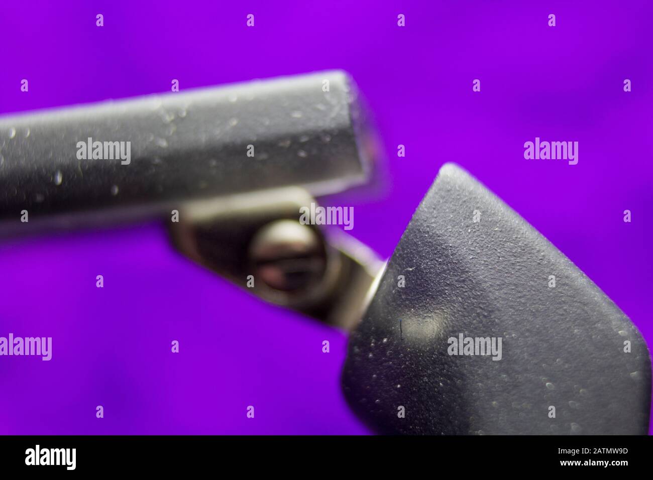 Macro immagine di una montatura per occhiali con sfondo violetto Foto Stock