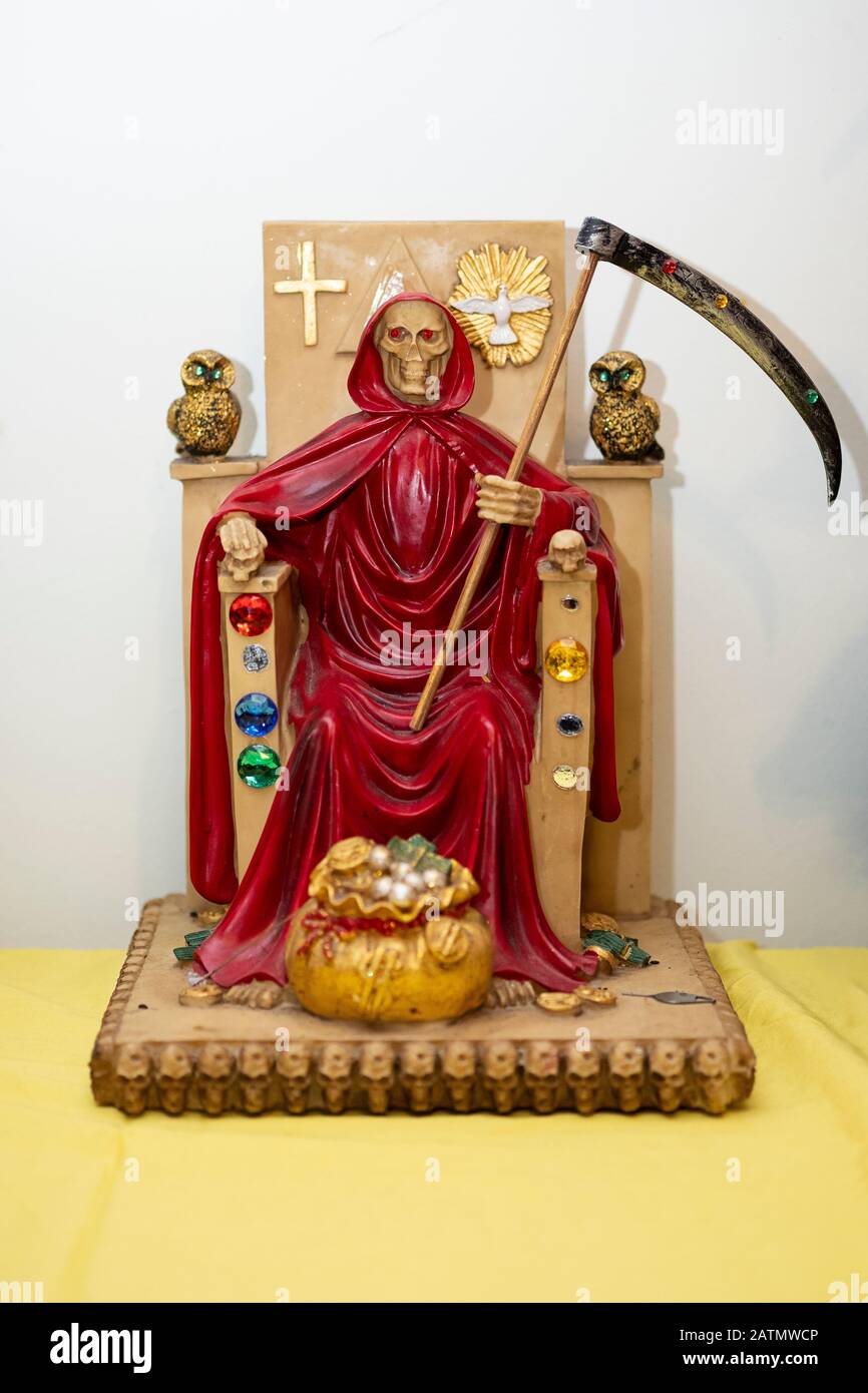 Una statua rossa di Santa Muerte esposta in un tempio di casa a Jackson Heights, Queens, New York City. Foto Stock