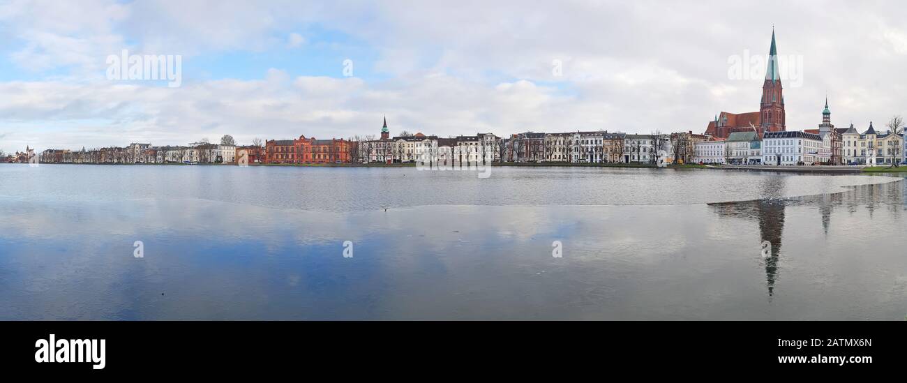 Eastside di Pfaffenteich a Schwerin (Mecklenburg-Vorpommern, Germania) - vista panoramica in inverno Foto Stock