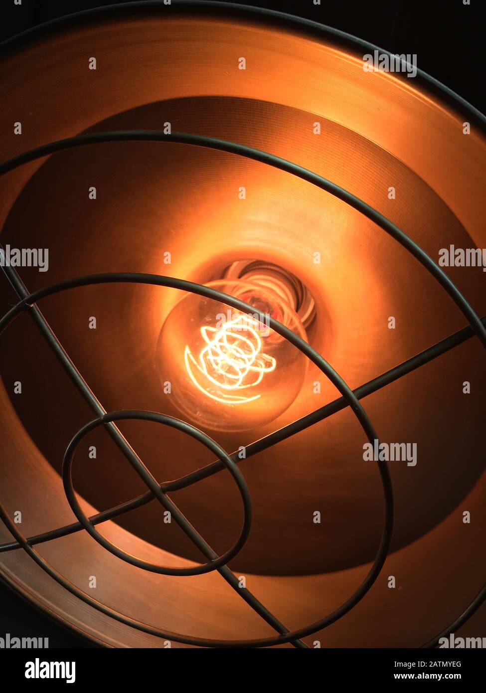 Luce al tungsteno per il calore al buio Foto Stock