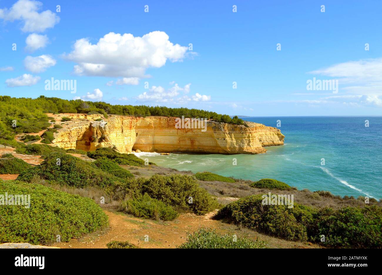 Spettacolari formazioni rocciose sulla spiaggia a Benagil sulla costa di Algarve Foto Stock