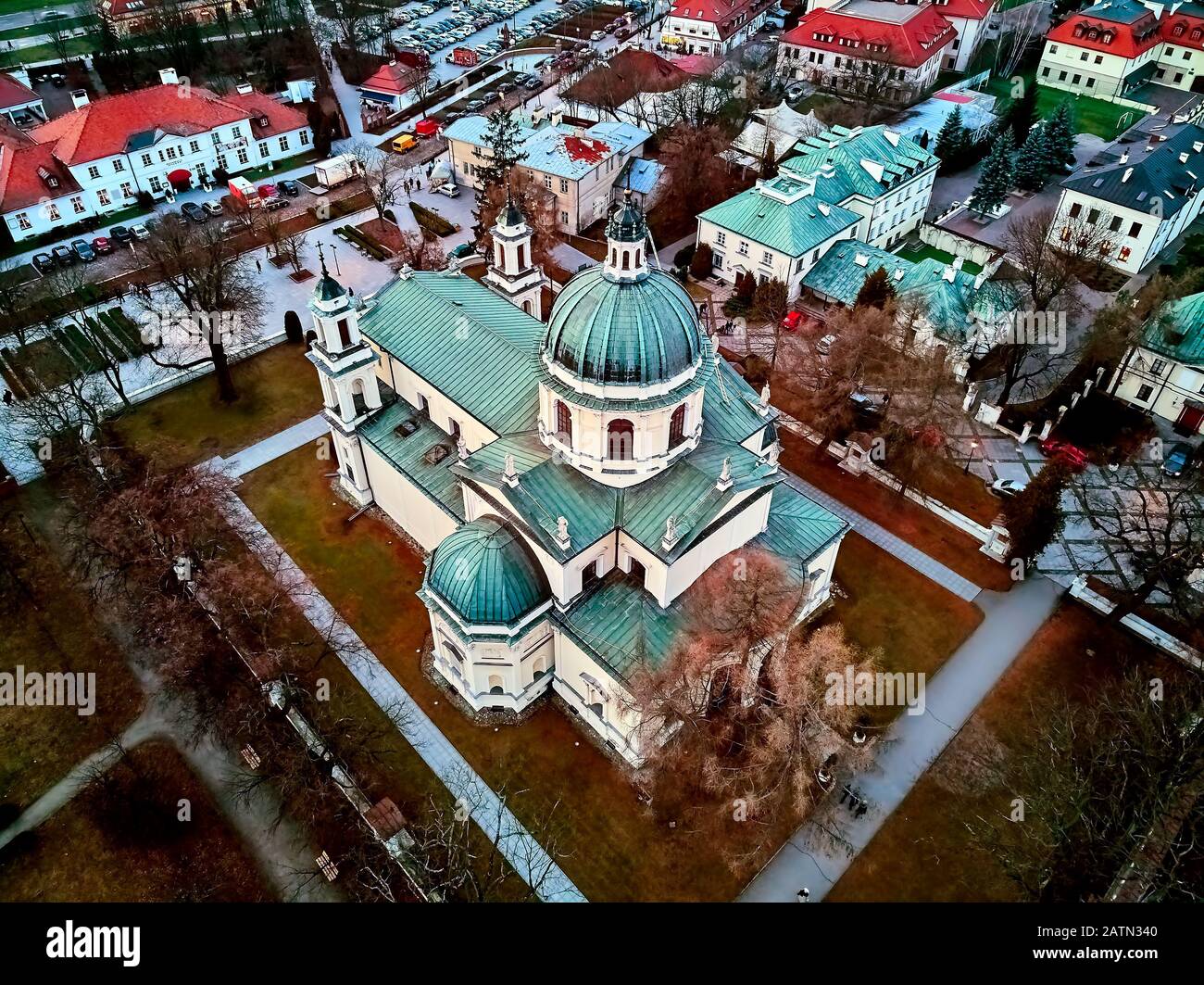 Splendida vista panoramica del drone aereo al Palazzo Wilanow o al Palazzo Wilanowski - è un palazzo reale situato nel quartiere Wilanow, Varsavia, Polonia in GO Foto Stock