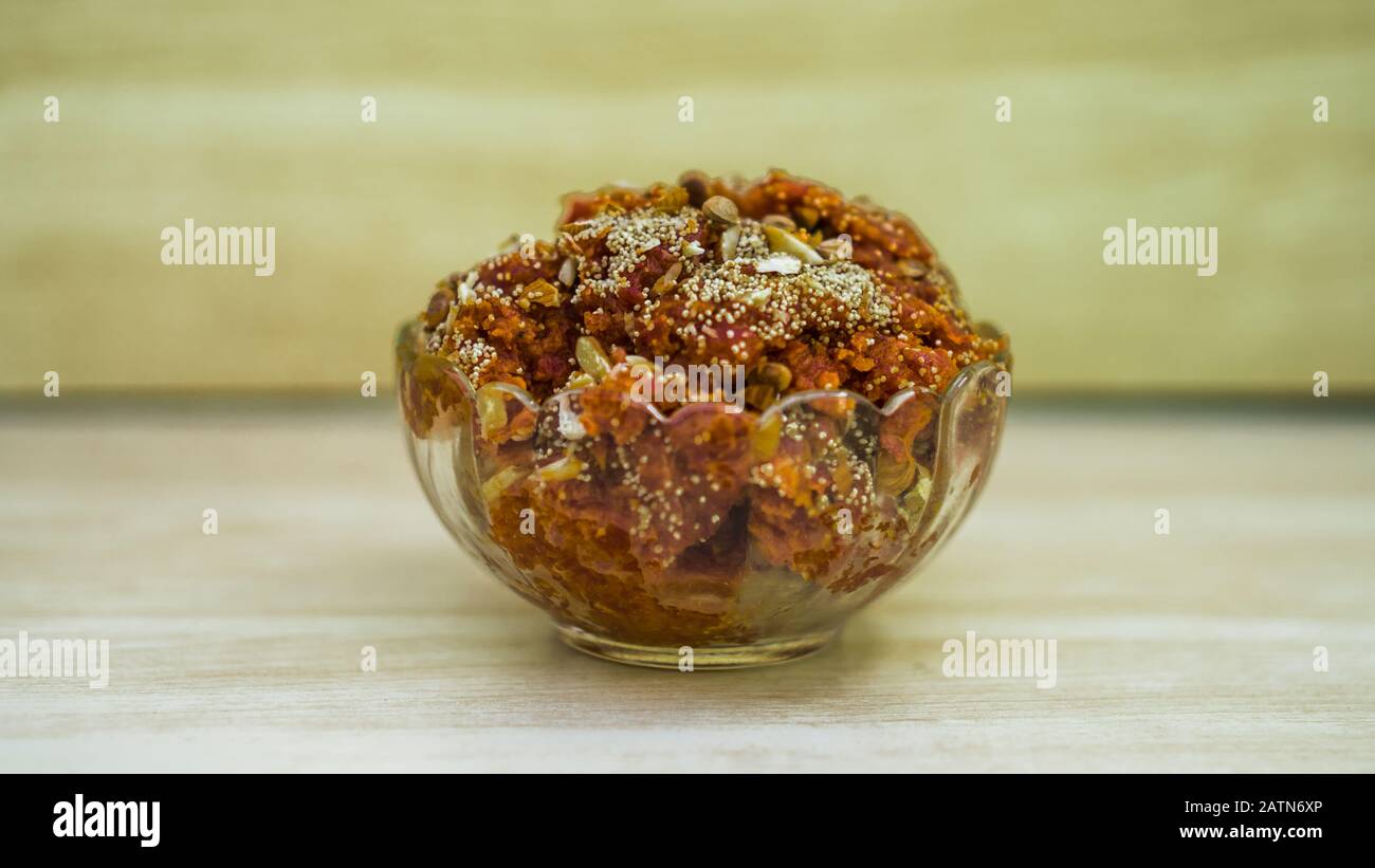 Gajar ka halwa, conosciuto anche come gajorer halua, Gajrela, Gajar Pak, e Carrot halwa è un budino dolce a base di carote dal subcontinente indiano Foto Stock