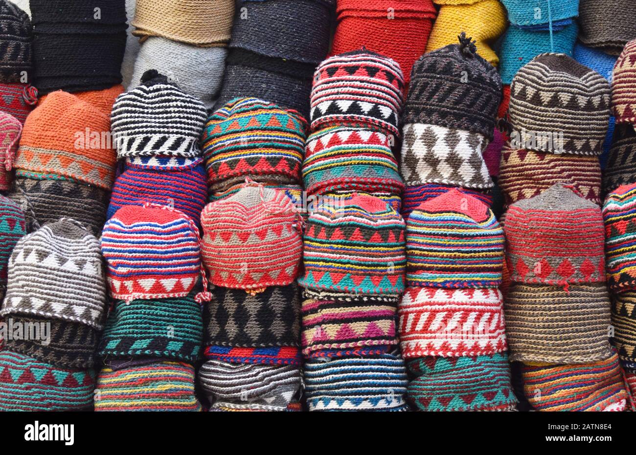File di caps marocchini in un souk di Marrakech Foto Stock