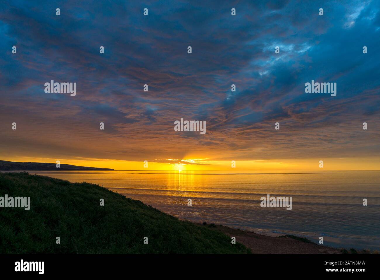 Pittoresco sfondo natura tramonto oceano con colorato cielo romantico Foto Stock