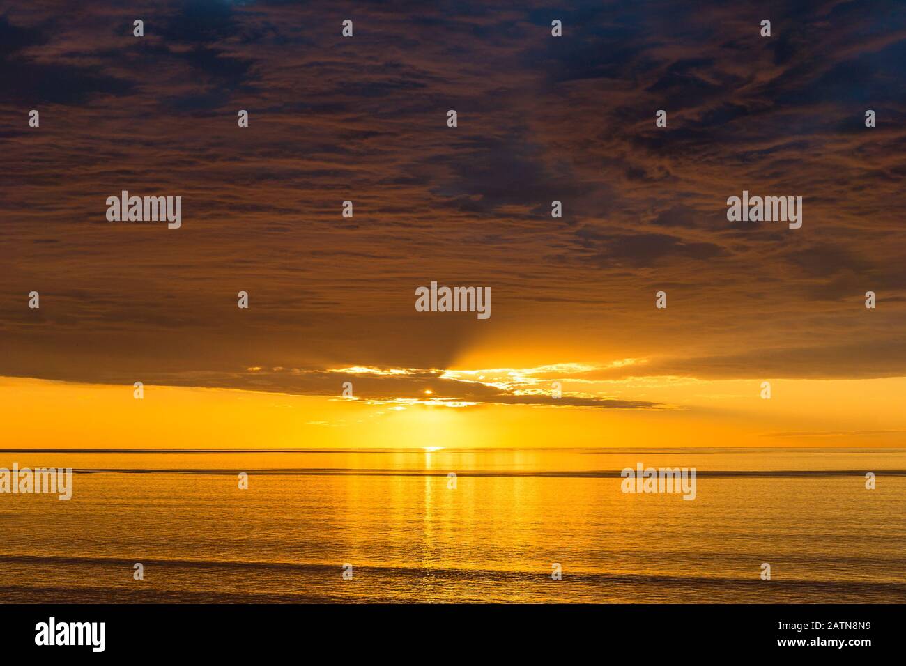 Spettacolare tramonto mare natura sfondo con colorato cielo romantico e acqua Foto Stock