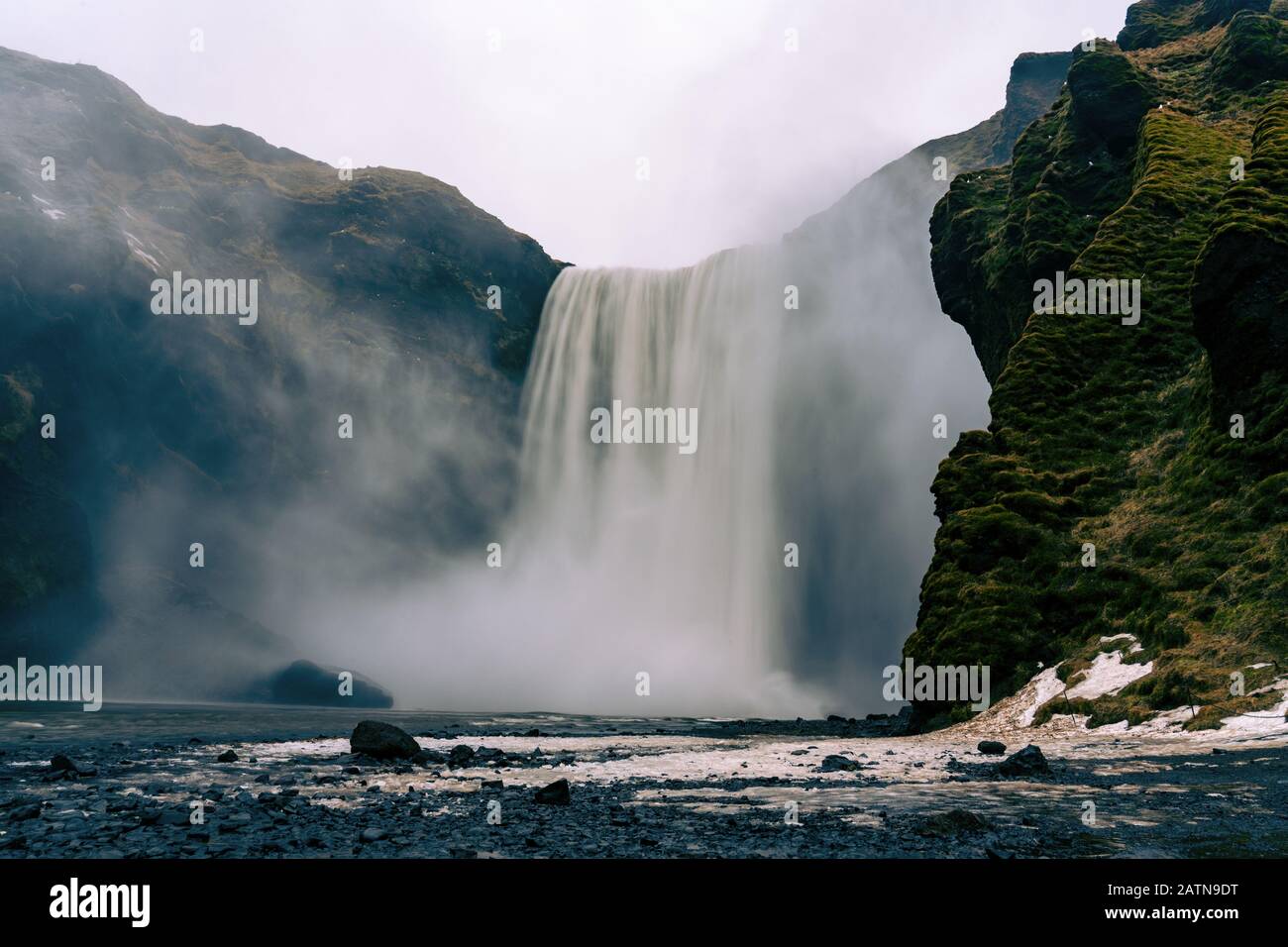 Maestosa cascata skogafoss in Islanda inverno Foto Stock