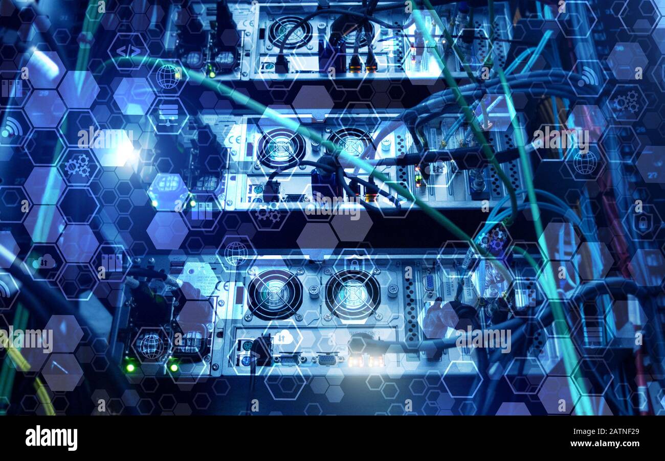 Concetto di tecnologia di connessione Internet digitale. Icone sullo sfondo della sala server rack Foto Stock