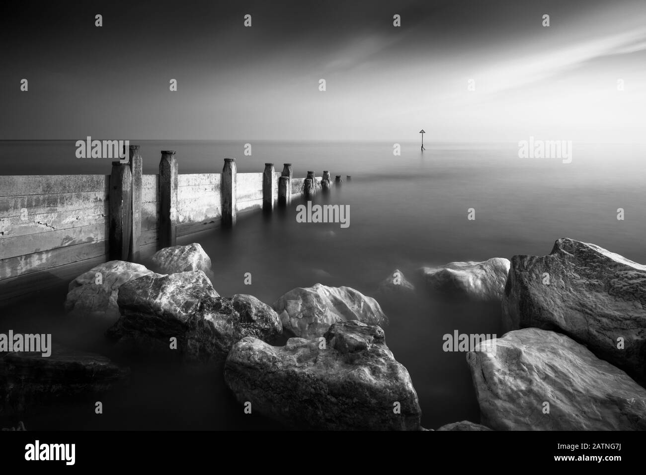 Un'immagine a infrarossi di un groyne e rocce nella Manica sulla costa del West Sussex a Selsey Bill, in Inghilterra. Foto Stock