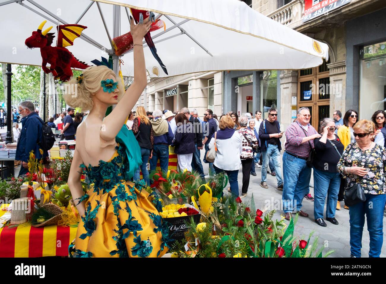 Barcellona, Spagna - 23 Aprile 2018: persone presso le bancarelle di rose e libri di Barcellona, per Saint George giorno, celebrato ogni Aprile 23, quando esso è t Foto Stock
