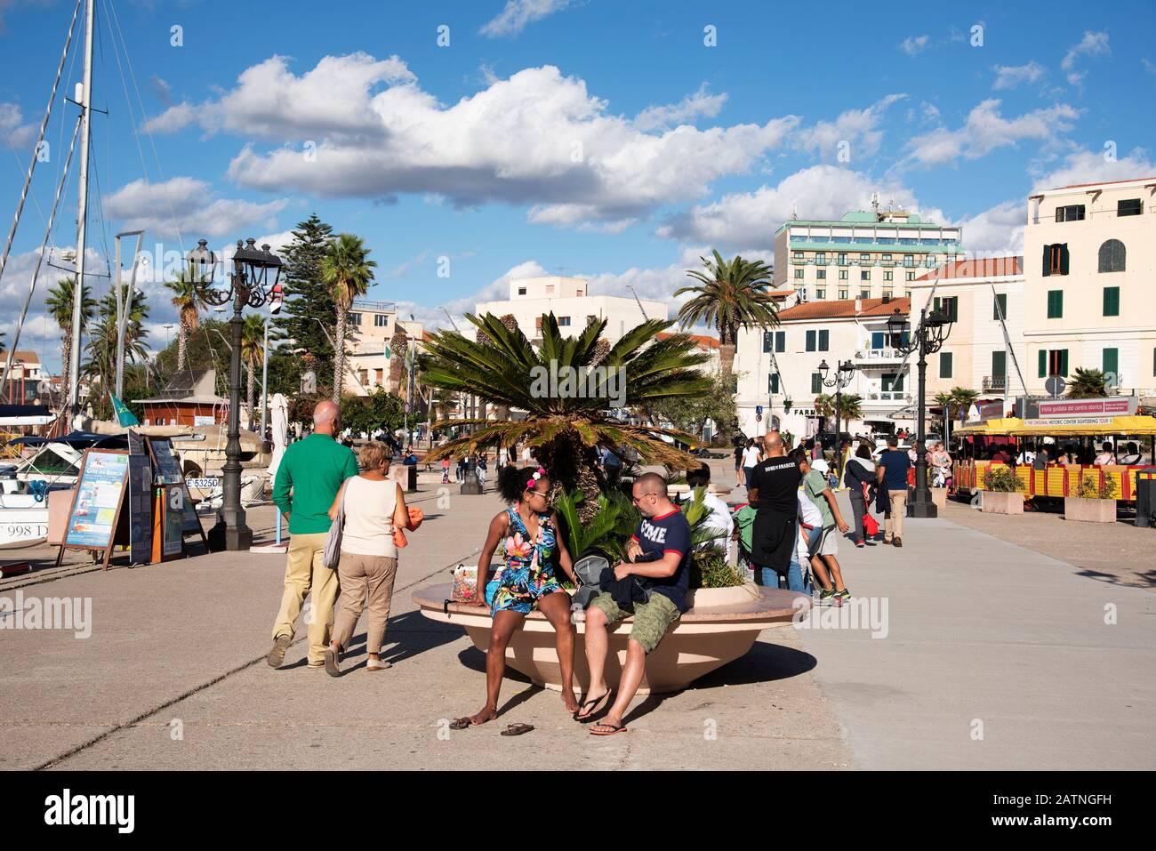 Alghero, ITALIA - 17 SETTEMBRE 2017: Persone che camminano vicino al porto di Alghero, Sardegna, Italia, vicino al Centro storico, il centro storico della città Foto Stock