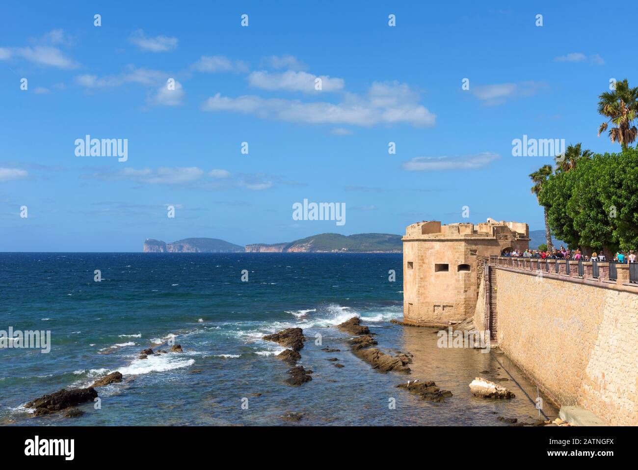 Alghero, ITALIA - 19 SETTEMBRE 2017: Persone alle mura circostanti, vicino al mare, del Centro storico, il centro storico di Alghero, in Sardegna, Ital Foto Stock
