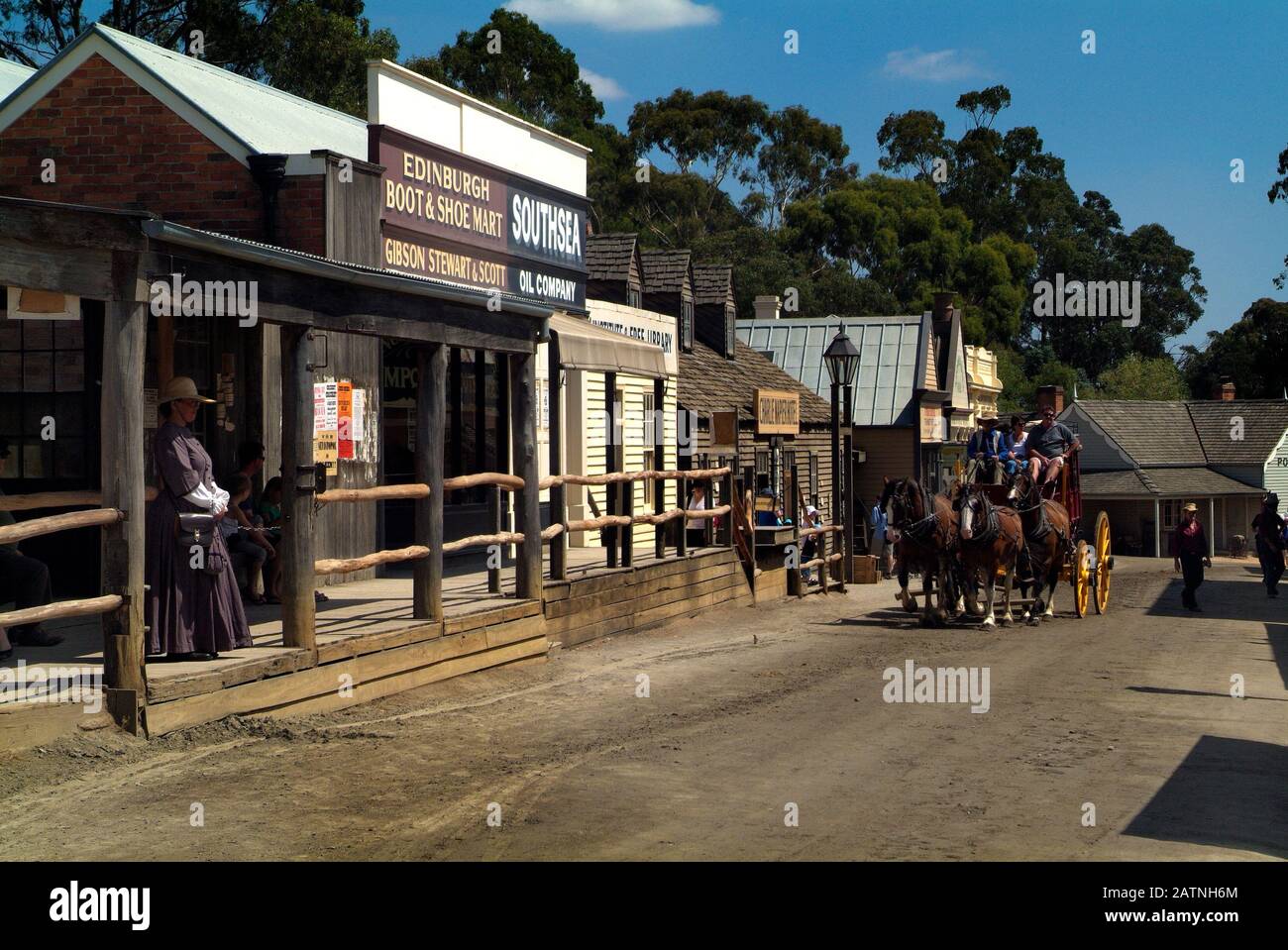 Ballarat, VIC, Australia - 23 gennaio 2008: Persone non identificate in abiti tradizionali di epoca pioniera e pullman vintage su Sovereign Hill - un rebuil Foto Stock