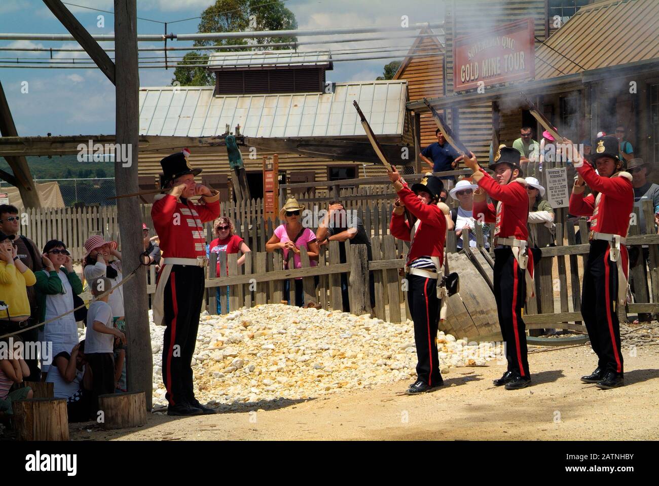 Ballarat, VIC, Australia - 23 gennaio 2008: Persone non identificate e soldati in abiti tradizionali dell'era dei pionieri fuoco un saluto su Sovereign Hill - Foto Stock