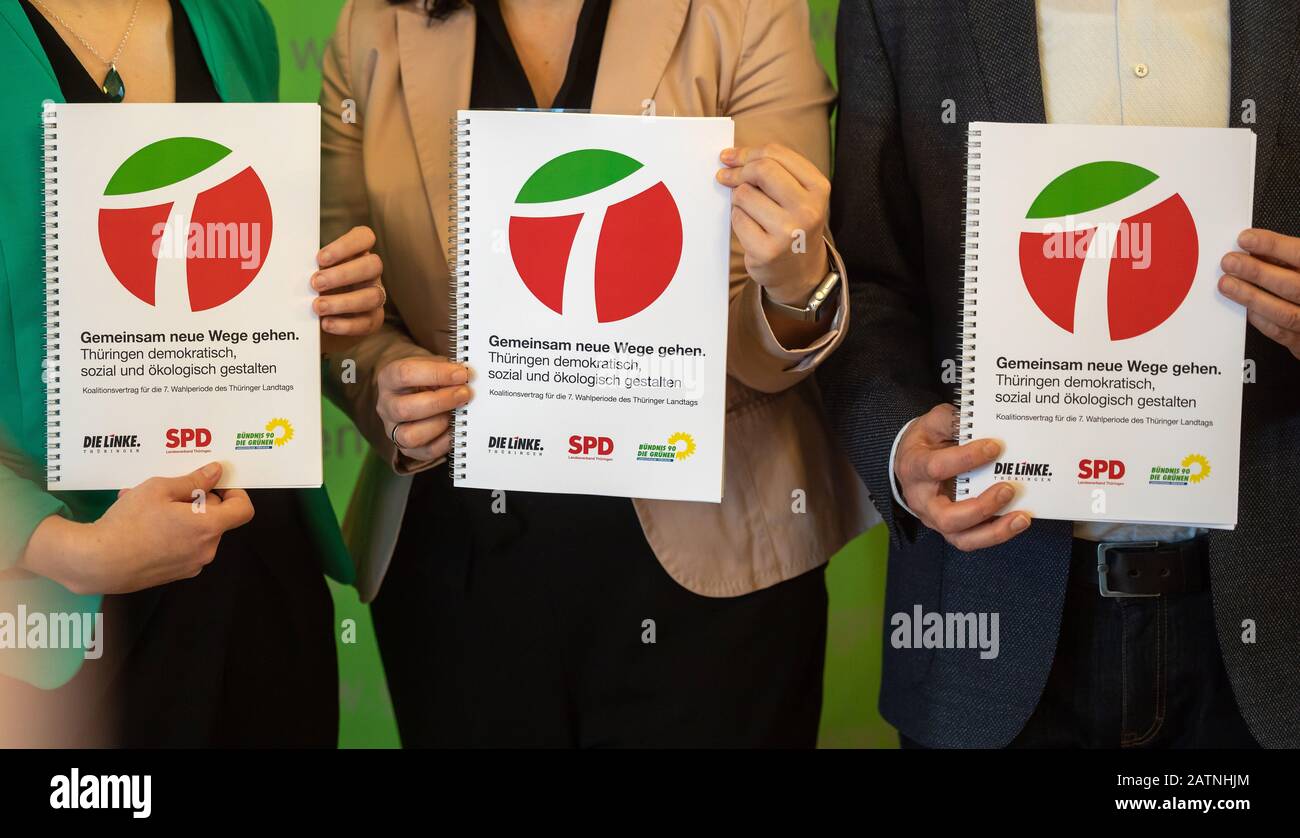 Erfurt, Germania. 04th Feb, 2020. I membri del partito Bündnis90/Verdi mostrano il trattato di governo congiunto della sinistra, del SPD e dei Verdi dopo la firma pubblica. Credito: Martin Schutt/Dpa-Zentralbild/Dpa/Alamy Live News Foto Stock