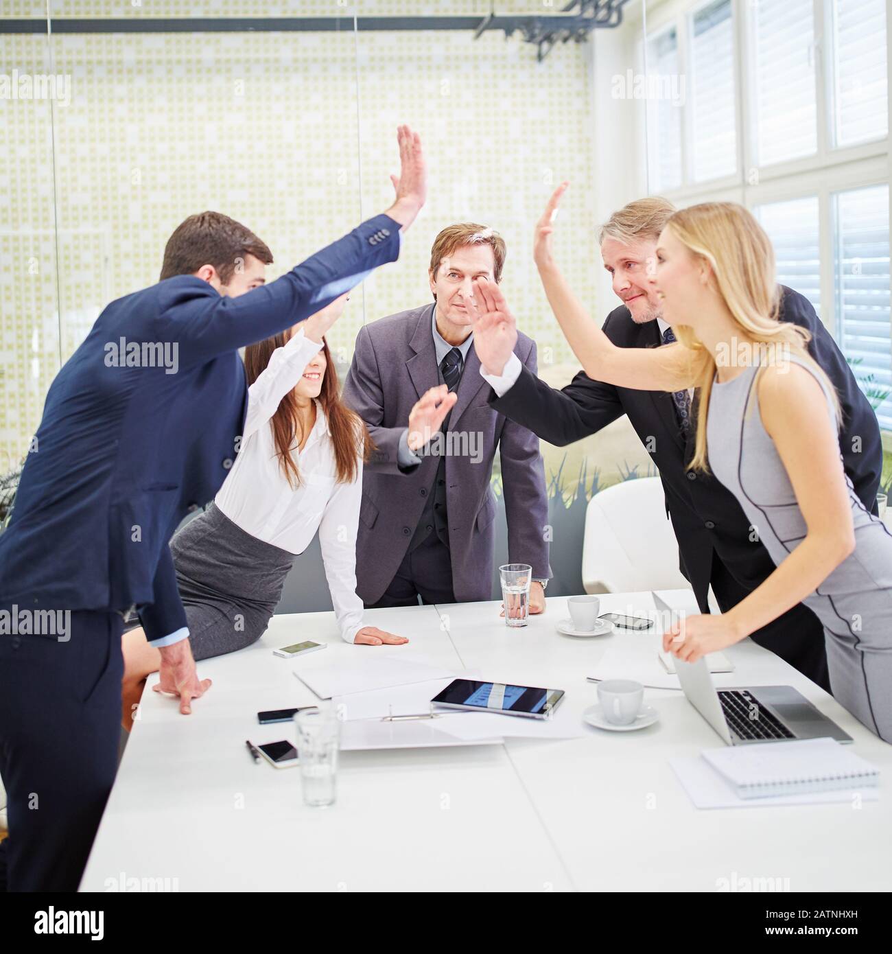 Il team aziendale ai cinque massimi livelli dà motivazione all'ufficio Foto Stock