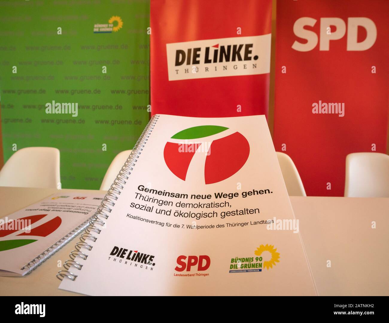 04 febbraio 2020, Turingia, Erfurt: il trattato congiunto della sinistra, del DOCUP e dei Verdi è pronto per la firma pubblica. Foto: Michael Reichel/Dpa Foto Stock