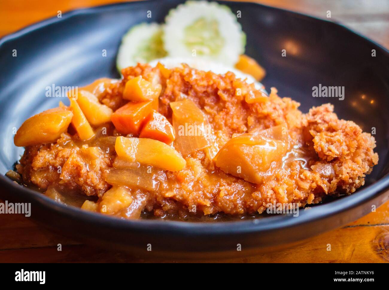 Croccante cotoletta di maiale fritte con curry e riso al ristorante. Foto Stock