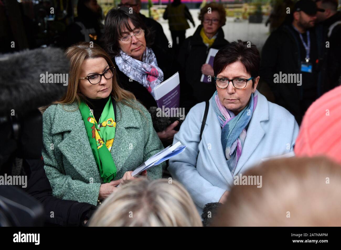 Tracey Smith (a sinistra) e Debbie Douglas forniscono una dichiarazione ai media al di fuori Della Bond Company, Birmingham, dopo la richiesta il presidente, Il Rev Graham James Di Destra, ha presentato un rapporto e i suoi risultati della richiesta Ian Paterson. Foto Stock