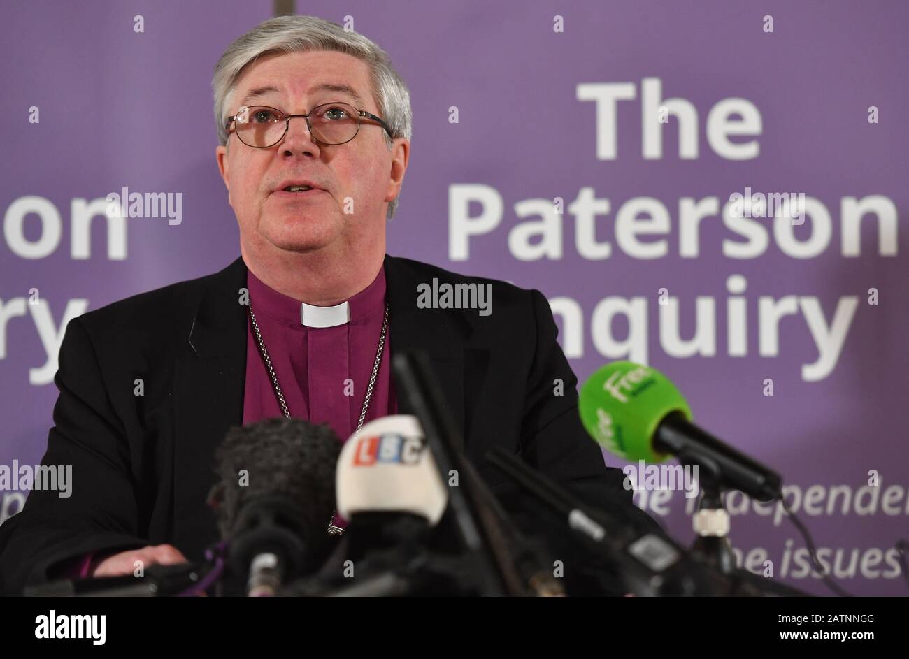 Il presidente della commissione d'inchiesta, il Rev. Graham James, Durante una conferenza stampa, Ha Presentato una relazione e i risultati dell'indagine di Ian Paterson presso la Bond Company di Birmingham. Foto Stock