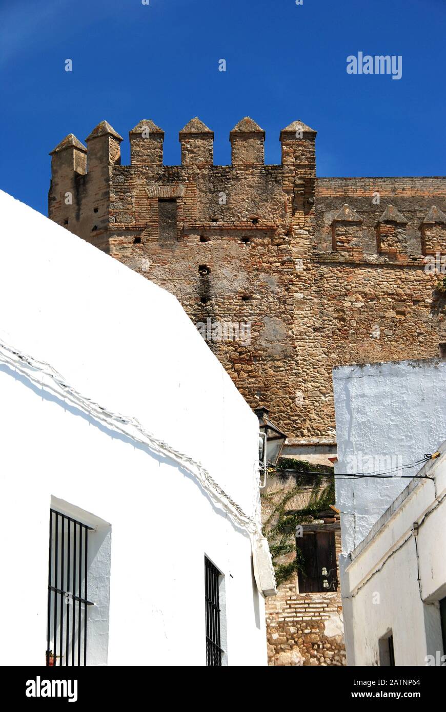 Vista di parte del castello merlements, Arcos de la Frontera, Andalusia, Spagna Foto Stock