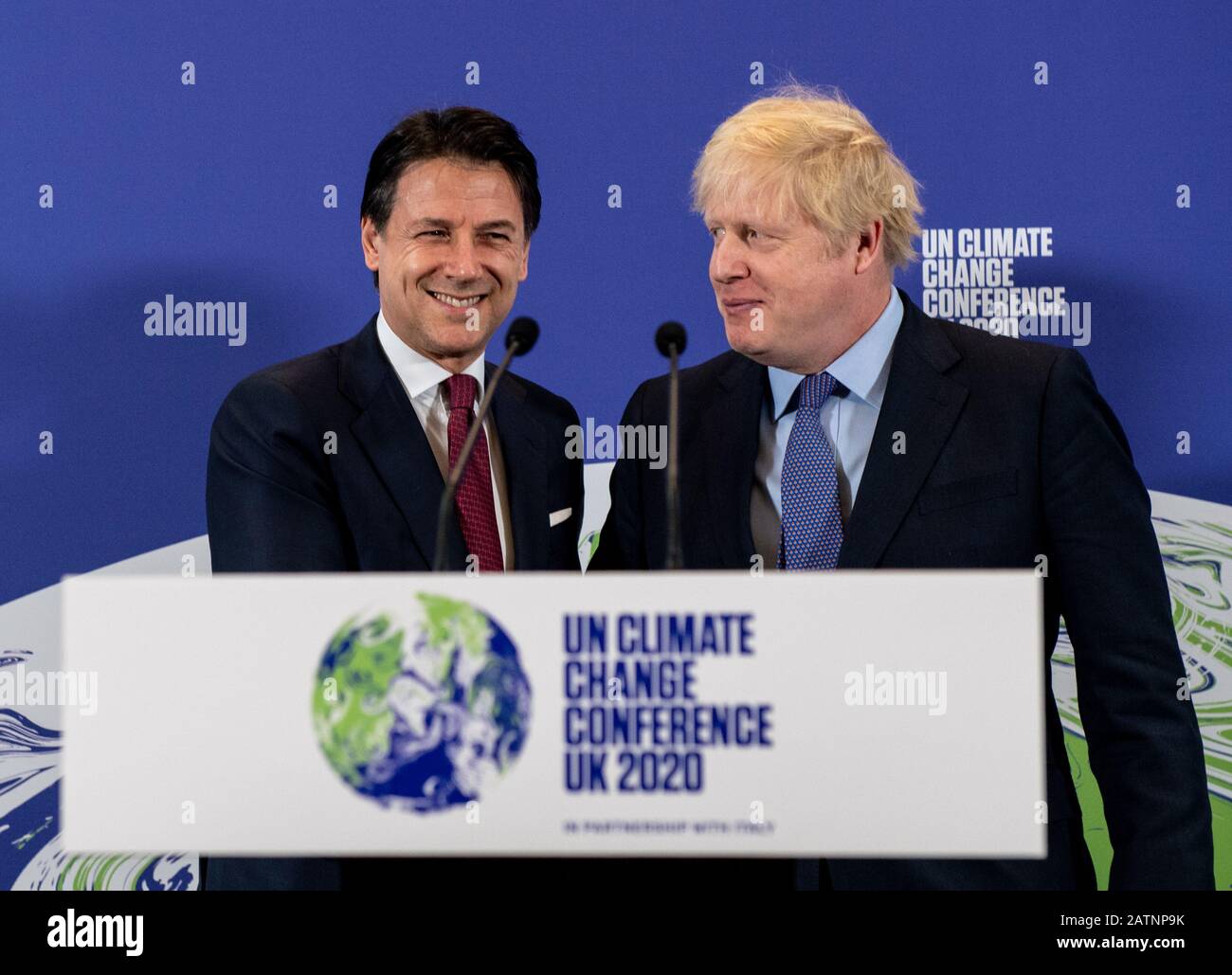 Il primo ministro Boris Johnson (a destra) e il primo ministro italiano Giuseppe Conte al lancio del prossimo COP26 un Climate Summit al Science Museum di Londra. Foto Stock