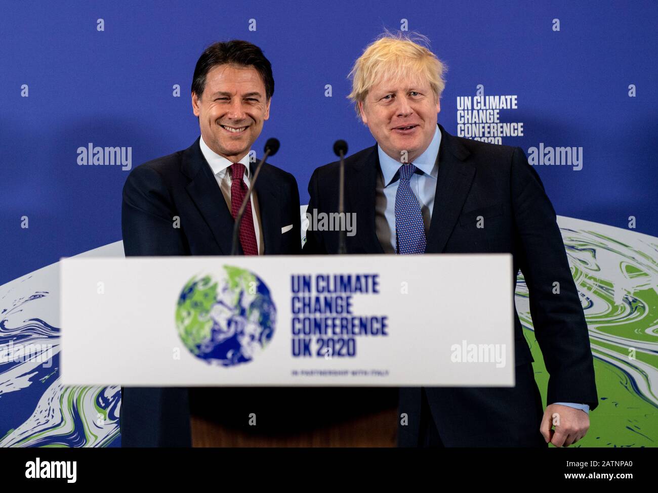 Il primo ministro Boris Johnson (a destra) e il primo ministro italiano Giuseppe Conte al lancio del prossimo COP26 un Climate Summit al Science Museum di Londra. Foto Stock