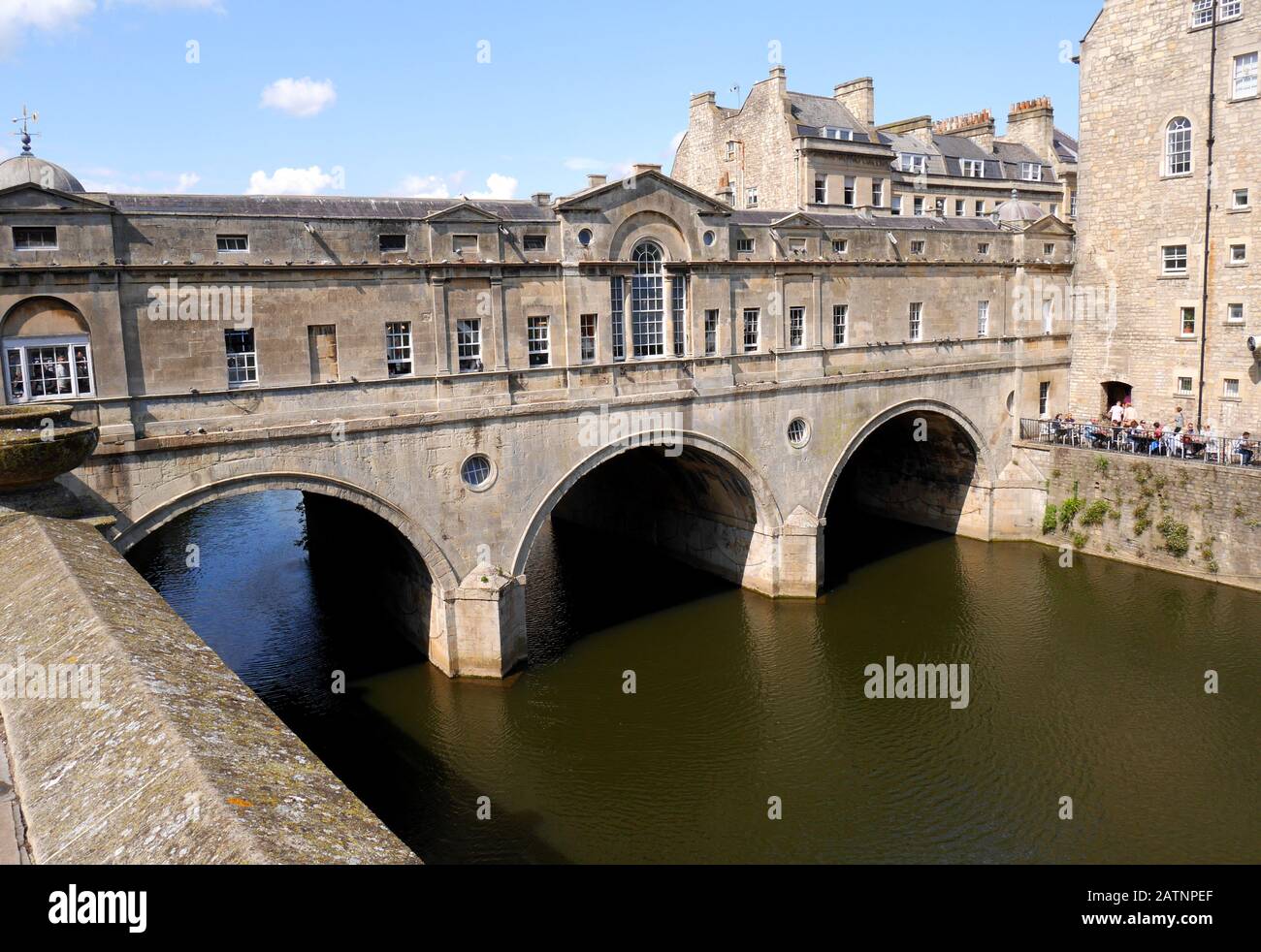 Stile palladiano Pulteney Bridge, grade 1 listed building, attraverso il fiume Avon, bagno, Somerset, Avon, England, Regno Unito Foto Stock