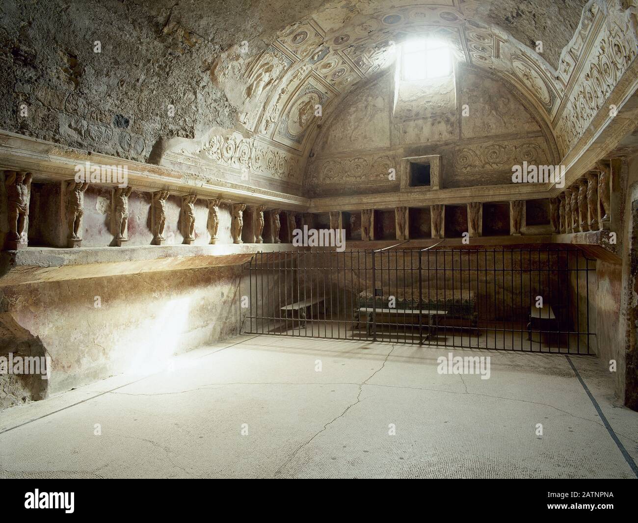 Italia, Pompei. Bagni Di Forum. 1st secolo a.C. Interno del Tepidarium (bagni a media temperatura), decorato con stucchi nella volta. Le nicchie sono decorate con figure maschili (telamoni). Foto Stock