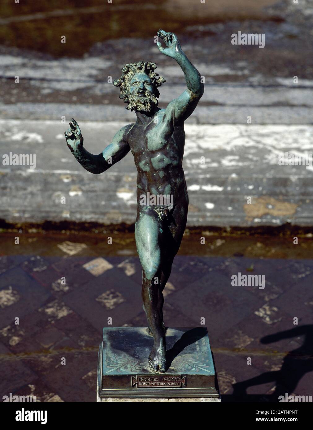 Italia, Pompei. Casa del Faun. Faun Danzante. Impluvium nell'atrio. Copia (la scultura originale è conservata nel Museo Archeologico di Napoli). Foto Stock