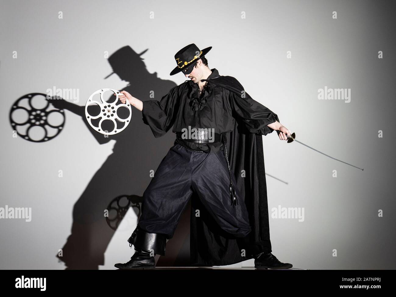 Kieran Ferguson, dall'Hippodrome Cinema, Bo'ness, West Lothian, si slashpende davanti al grande schermo come caped crusader Don Diego Vega aka Zorro per lanciare il 10th Hippodrome Silent Film Festival. Foto Stock