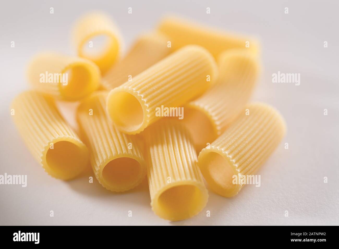 Rigatoni - Pasta di Gragnano - Bronze die - specialità della cucina italiana, trafilata in bronzo, cruda, tipica della costiera amalfitana e sorrentina Foto Stock