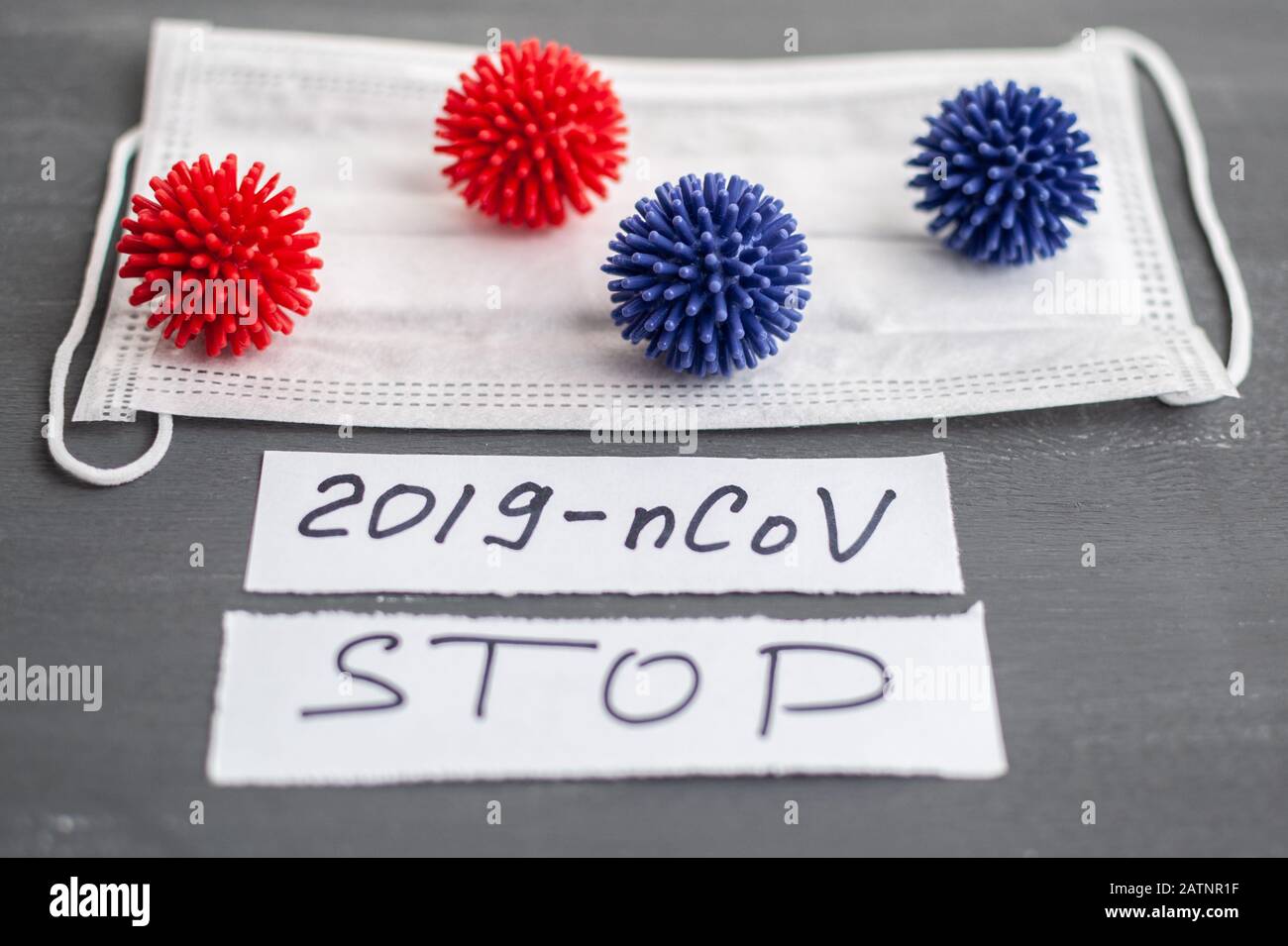 Modello astratto di ceppo di coronavirus da Wuhan, Cina. Sindrome respiratoria da scoppio e Nuovo coronavirus 2019-nCoV con spazio libero su sfondo grigio. Foto Stock
