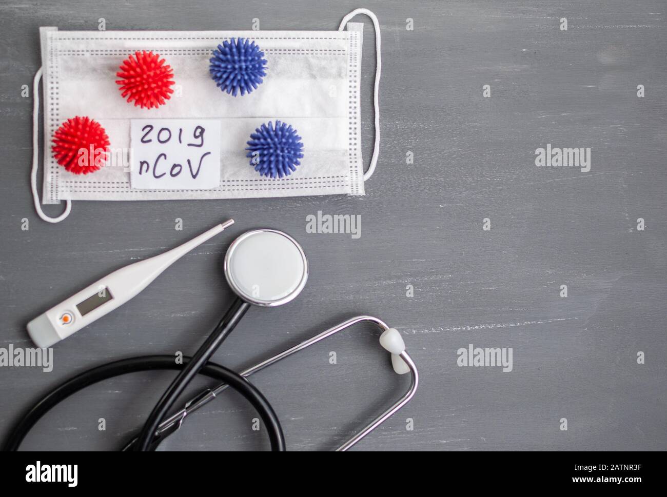 Modello astratto di ceppo di coronavirus da Wuhan, Cina. Sindrome respiratoria da scoppio e Nuovo coronavirus 2019-nCoV con spazio libero su sfondo grigio Foto Stock